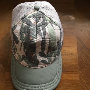 Lululemon trucker hat